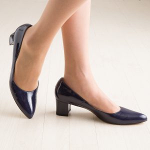 Holly エナメルブルー（参考色）モデル着用イメージ画像